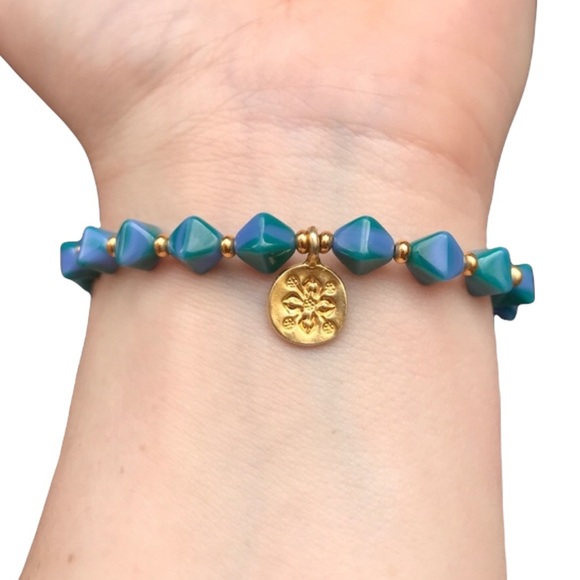 Flower turquoise color Beaded stretch Bracelet - Picture 1 of 6